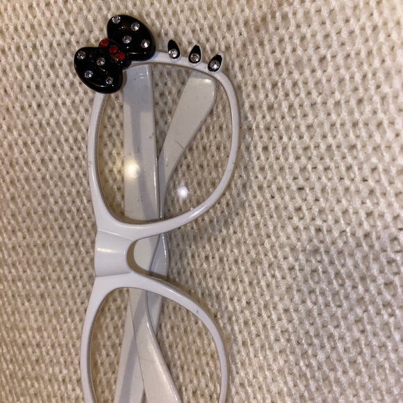 Hello Kitty Glasses - Picture 2 of 7